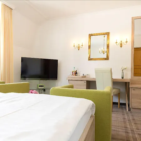 Zum Kuhhirten מלון